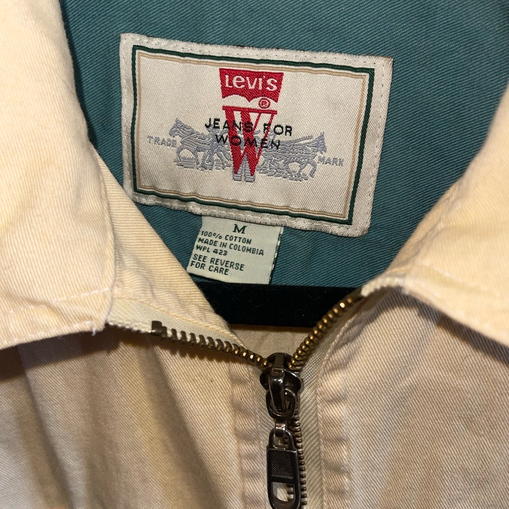 Vintage Levi’s Women's Cream Top with Teal Accents - Picture 4 of 9